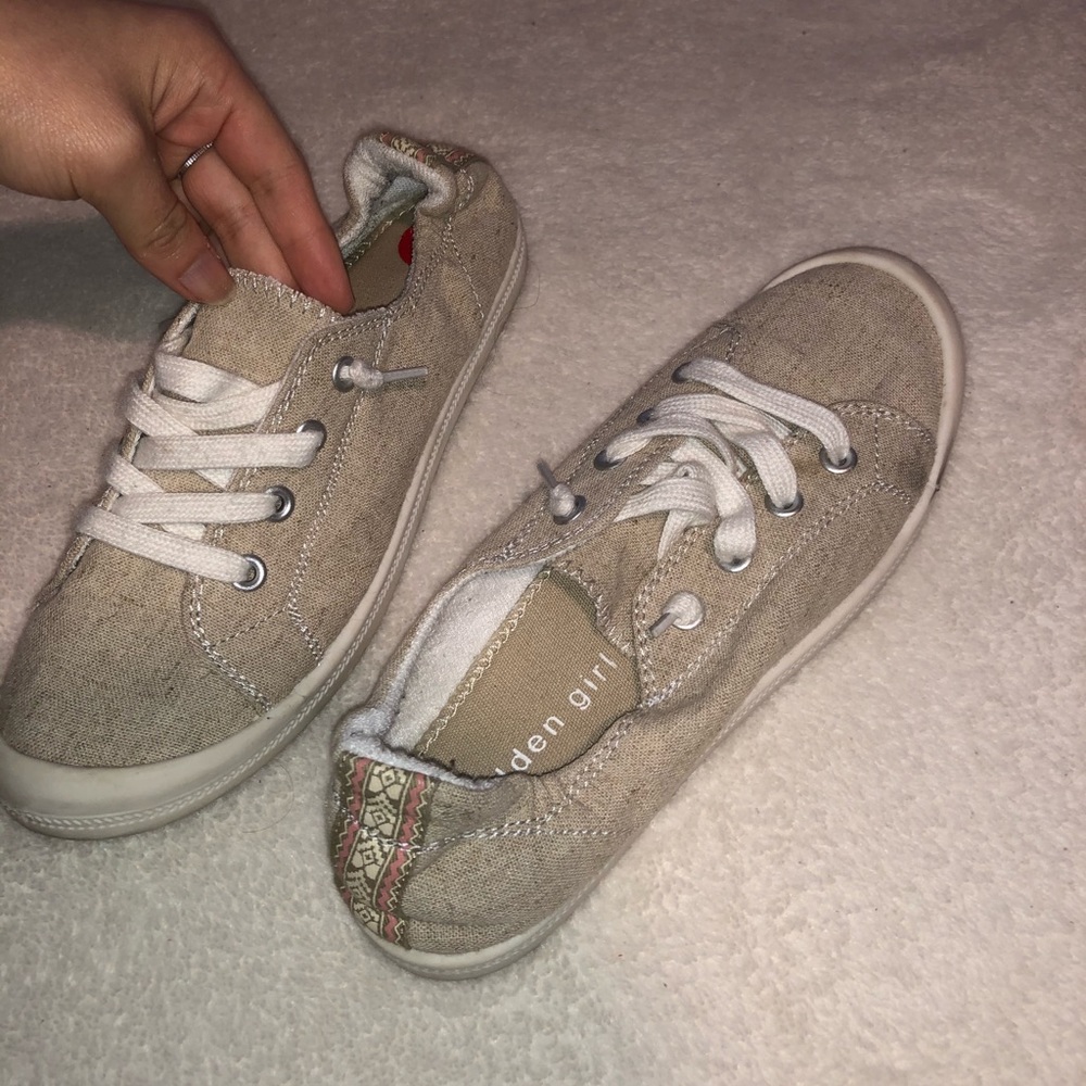 Tennis shoes